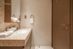 a bathroom with a sink and a mirror at Zapbed House -Elegant 1 BR Apartment Grand Bleu Emaar Beachfront in Dubai +29 photos