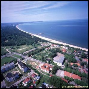 una vista aérea de la playa y del océano en Apartament Nadmorski Brzeźno, en Gdansk