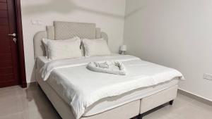 Ένα ή περισσότερα κρεβάτια σε δωμάτιο στο Kayan 1 bhk ~ 10 mins from everywhere in Muscat