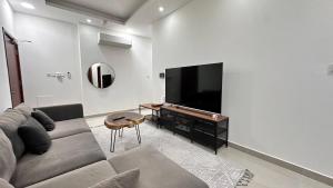 Μια τηλεόραση ή/και κέντρο ψυχαγωγίας στο Kayan 1 bhk ~ 10 mins from everywhere in Muscat