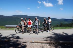 Un grupo de personas que van en bicicleta por una carretera en Ferienwohnung Bergblick, en Bad Harzburg