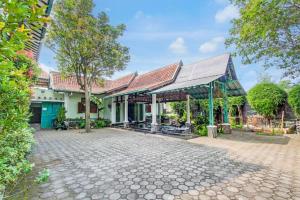 une image d'une maison dans l'établissement Capital O 93938 Wisma Pamungkas Syariah, à Ngemplak