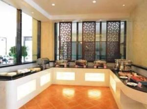 ein großes Zimmer mit Buffet in einem Gebäude in der Unterkunft GreenTree Inn GuangDong DongGuan HouJie Business Hotel in Dongguan