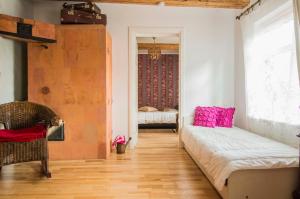 a bedroom with a bed with pink pillows on it at Theodori Holiday House in Pärnu