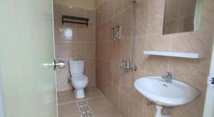 ein Badezimmer mit Toilette und Waschbecken in der Unterkunft Arwana Inn in Bandar Lampung + 56 Fotos