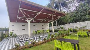 Κήπος έξω από το Hotel Nishara