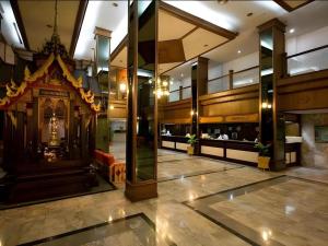 a lobby with a clock in the middle of a building at Ayutthaya Grand Hotel in Ban Han Tra Fang Nua +185 photos