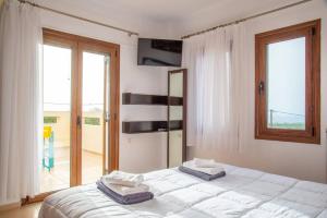 une chambre avec un lit avec deux serviettes dessus dans l'établissement villa agnanti 'Despoina' with private pool, à Skouloúfia 15 autres photos