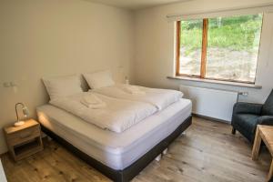 Rúm í herbergi á Guesthouse Hvítafell