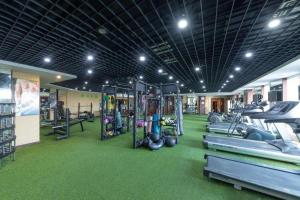 ein Fitnessstudio mit vielen Trainingsgeräten auf dem Boden in der Unterkunft Nanchang Oriscene Garden Hotel in Nanchang