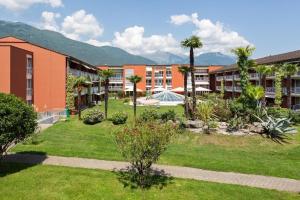 Cảnh núi rừng hoặc tầm nhìn ra núi từ căn hộ