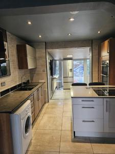 Il comprend une cuisine équipée d'un lave-linge et d'un sèche-linge. dans l'établissement Home at Richmond - Conifer Crescent, à Nottingham