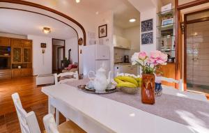 uma cozinha com uma mesa com um vaso de flores em Melone Apartman 3 Senj by Villas Guide em Sveti Juraj mais 27 fotografias