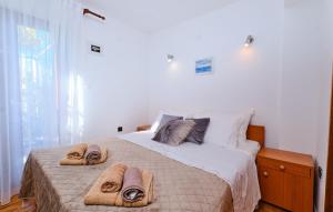 um quarto com uma cama com toalhas em Melone Apartman 3 Senj by Villas Guide em Sveti Juraj