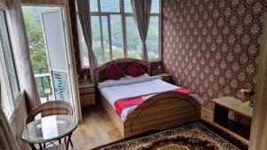 une petite chambre avec un lit et une fenêtre dans l'établissement Natural View Resort, à Burhānilkantha