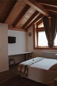 ein Schlafzimmer mit großem Bett und Fenster in der Unterkunft SAN ROMEDIO Agriturismo in Romein