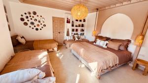 Ένα ή περισσότερα κρεβάτια σε δωμάτιο στο Riad Origines +52 φωτογραφίες