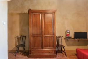 TV a/nebo společenská místnost v ubytování Borghetto Flat con piscina