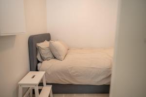 Giường trong phòng chung tại Prime location, Free parking, Private balcony