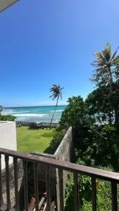 einen Balkon mit Blick auf den Strand in der Unterkunft Ahangama Surf Club in Ahangama