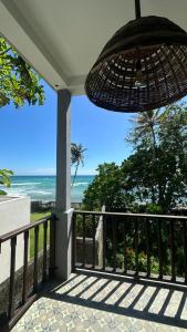 ein Balkon mit Blick auf das Meer in der Unterkunft Ahangama Surf Club in Ahangama