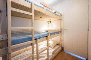 En eller flere senge i et værelse på Appartement Les Menuires