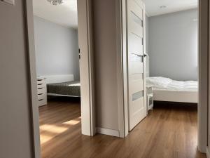 Postel nebo postele na pokoji v ubytování Apartament z ogrodem