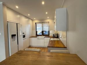 Kuchyň nebo kuchyňský kout v ubytování Apartament z ogrodem