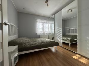 Postel nebo postele na pokoji v ubytování Apartament z ogrodem + 6 fotografií