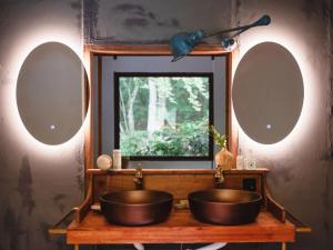 une salle de bain avec un lavabo et deux miroirs dans l'établissement LATERAL - Vacation STAY 36613v, à Shiojiri