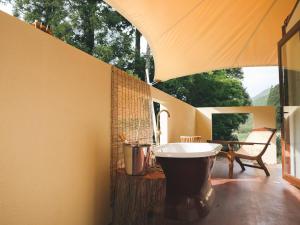 - une salle de bains avec lavabo dans une chambre dotée d'une fenêtre dans l'établissement LATERAL - Vacation STAY 36613v, à Shiojiri 66 autres photos
