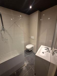 Ванная комната в Petit studio quartier Saint-Gery