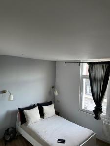 Кровать или кровати в номере Petit studio quartier Saint-Gery