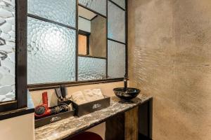 um banheiro com uma bancada com pia e um espelho em 하라스호텔 em Seul mais 32 fotografias