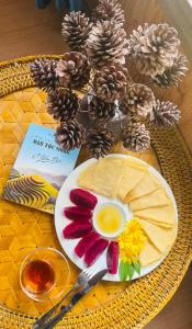 Ein Teller mit Essen, einem Ei und Blumen auf einem Tisch in der Unterkunft Mù Cang Chải Village Home in Mù Cang Chải