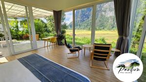 sala de estar con vistas a las montañas en Pavilion Pha Leuang & Bungalows, en Muang Fuang 29 fotos más