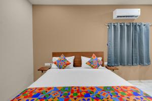 Una cama o camas en una habitación de FabHotel Larana