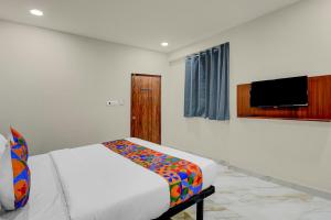 Una televisión o centro de entretenimiento en FabHotel Larana