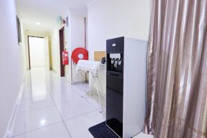 Habitación con nevera y mesa. en Hotel Sunjoy9 OKR, en Kuala Lumpur