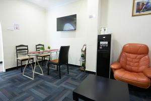 una sala de espera con una mesa y sillas en Hotel Sunjoy9 OKR, en Kuala Lumpur
