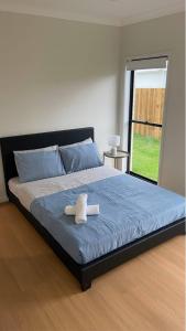 ein Schlafzimmer mit einem Bett mit zwei Handtüchern darauf in der Unterkunft The Tamarind Retreat-Spacious home in Park Ridge in Park Ridge