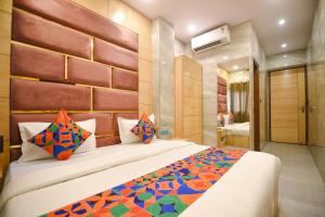 Ένα ή περισσότερα κρεβάτια σε δωμάτιο στο FabHotel Grand Shiva