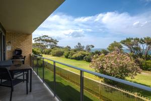 un balcón con vista al mar en The Helm Unit 1 22 Voyager Close, en Nelson Bay