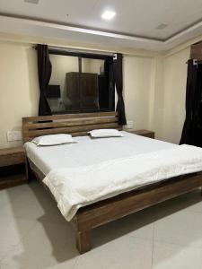 Ένα ή περισσότερα κρεβάτια σε δωμάτιο στο A R Regency