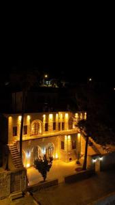 Το κτήριο όπου στεγάζεται  το ξενοδοχείο +2 φωτογραφίες