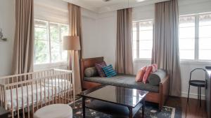 Khu vực ghế ngồi tại MiraNamin M A P I L I G - Private Suite in Historic Home with Unique View, Self-Service Breakfast, Indoor Plunge Pool, Rooftop, Shared Kitchen +19 ảnh