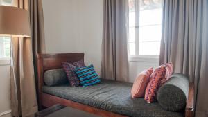 Postel nebo postele na pokoji v ubytování MiraNamin M A P I L I G Suite in Unique Historic Home - Shared Kitchen, Rooftop + 28 fotografií