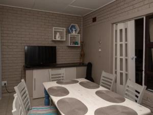 Μια τηλεόραση ή/και κέντρο ψυχαγωγίας στο St. Lucia Safari Lodge