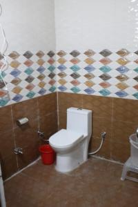 Koupelna v ubytování hotel yog tapovan