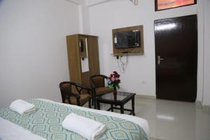 TV a/nebo společenská místnost v ubytování hotel yog tapovan + 6 fotografií